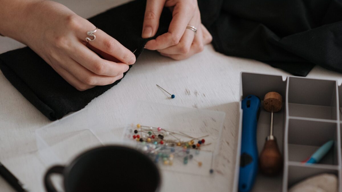 Werkbank in einem kleinen Atelier mit Nähmaschine und Werkzeug