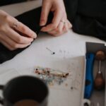 Werkbank in einem kleinen Atelier mit Nähmaschine und Werkzeug