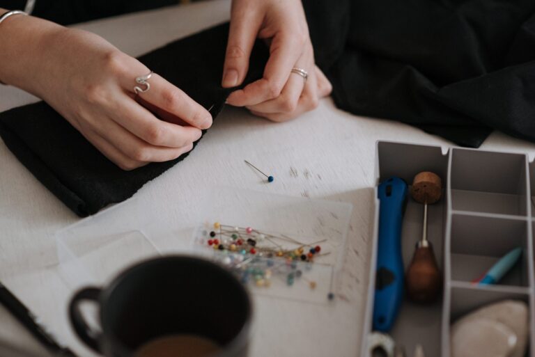 Werkbank in einem kleinen Atelier mit Nähmaschine und Werkzeug