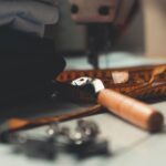 Werkbank in einem kleinen Atelier mit Nähmaschine und Werkzeug