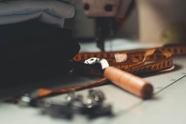 Werkbank in einem kleinen Atelier mit Nähmaschine und Werkzeug