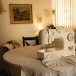 Beleuchteter Arbeitstisch mit Nähmaschine und Bastelmaterial