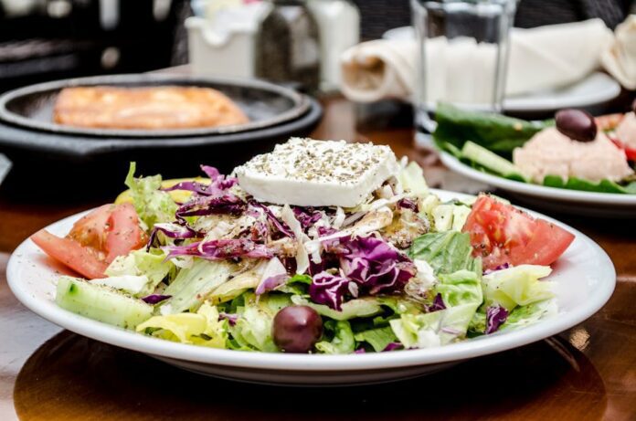 kymata modern griechisches restaurant münchen - A delicious and colorful Greek salad with feta chees
