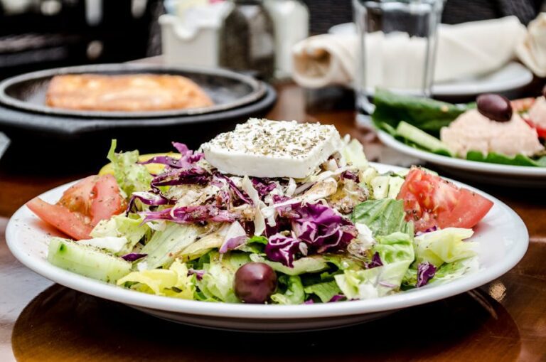 kymata modern griechisches restaurant münchen - A delicious and colorful Greek salad with feta chees