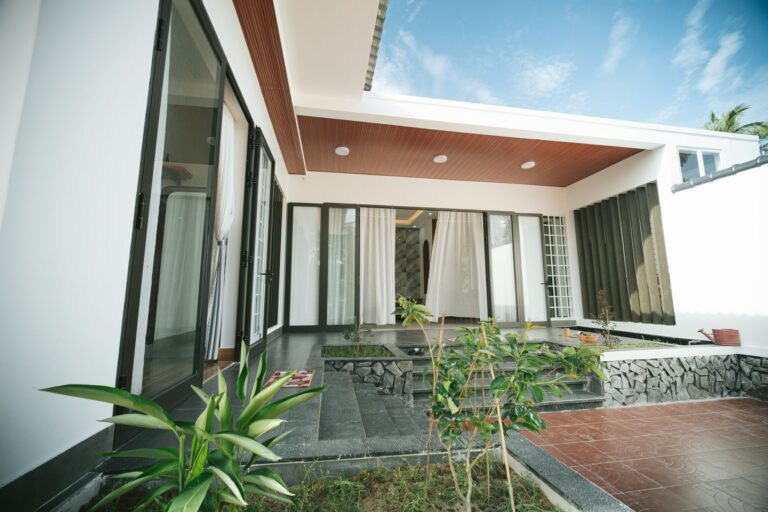 Angebautes Terrassendach aus Aluminium und Glas an einem Einfamilienhaus