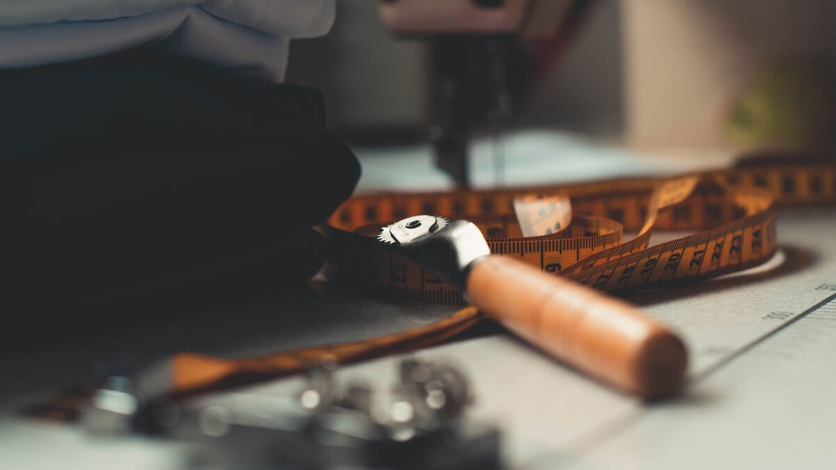 Werkbank in einem kleinen Atelier mit Nähmaschine und Werkzeug