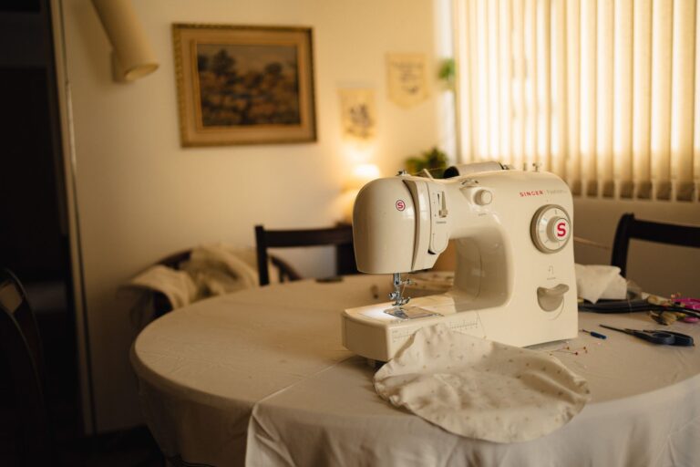 Beleuchteter Arbeitstisch mit Nähmaschine und Bastelmaterial